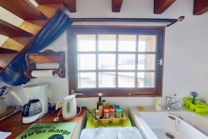 的住宿－CASA-La Lorraine lovely studio in a chalet St-Véran 4p，带水槽的厨房台面和窗户