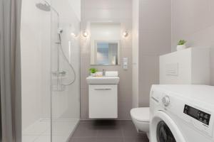 biała łazienka z toaletą i prysznicem w obiekcie Lazurowa Street Warsaw Parking & Balcony by Renters w Warszawie