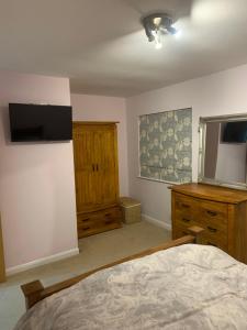 ベバリーにあるImmaculate central 4-Bed townhouse in Beverleyのベッドルーム1室(ベッド1台、壁掛けテレビ付)