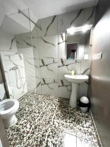 łazienka z toaletą i umywalką w obiekcie La Mama w mieście Pietroasa