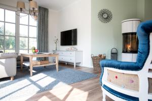 a living room with a couch and a table at Ferienhaus Haubenlerche 14 in Fuhlendorf