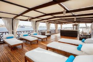 una stanza con divani e sedie su una barca di Farouz El Nil III Nile Cruise - Every Saturday from Luxor for 07 & 05 Nights a Luxor