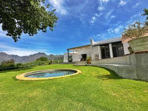 une maison avec une petite piscine dans la cour dans l'établissement Camberley Wines - Luxury Accommodation, à Stellenbosch