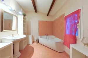 a bathroom with a tub and a sink and a bath tub at CASA-Villa Amanda in Mimet