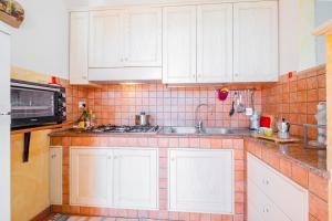 Kuchyňa alebo kuchynka v ubytovaní Villa Fuggiacune con piscina privata + 37 fotografií