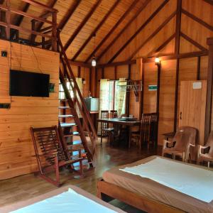 een woonkamer met een trap en een eetkamer bij Kaba Saradiel in Mawanella