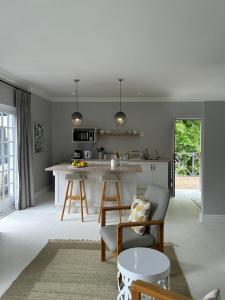 un salon avec une cuisine et une table dans l'établissement Camberley Wines - Luxury Accommodation, à Stellenbosch