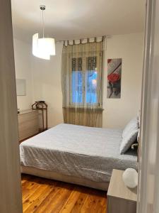 - une chambre avec un lit et une fenêtre dans l'établissement Al borgo di Sant'Orso - CIR 0342, à Aoste