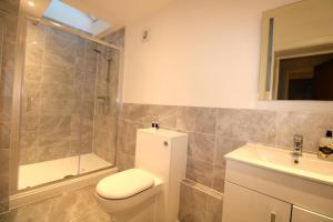 Ένα μπάνιο στο No.10 @ ShortStays Serviced apartments