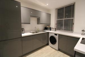 Η κουζίνα ή μικρή κουζίνα στο No.10 @ ShortStays Serviced apartments +3 φωτογραφίες