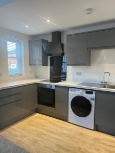 Η κουζίνα ή μικρή κουζίνα στο No.10 @ ShortStays Serviced apartments