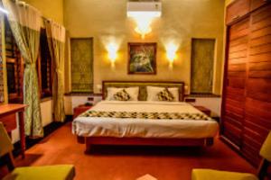 1 dormitorio con 1 cama grande en una habitación en Chembra Adobe Pattanimala Kerala, en Kalpetta