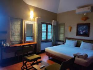 1 dormitorio con 1 cama grande y 1 sofá en Chembra Adobe Pattanimala Kerala, en Kalpetta