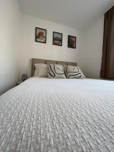 A bed or beds in a room at Apartman Pino Divčibare