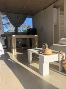 a living room with a table and a couch at Malujoseignacio in José Ignacio