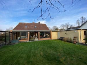 a house with a lawn in the yard at Haus Ostend Ganzes Ferienhaus mit Garten ideal für zwei Erwachsene und zwei Kinder in Espelkamp