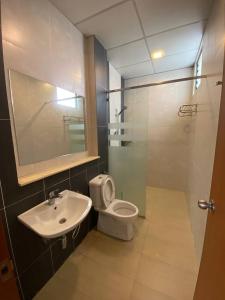 ブリンチャンにあるDelisha 2 Homestay 3R2B The Retreat Nova Kae Farmのトイレ、洗面台、シャワー付きのバスルーム