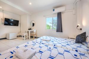 a bedroom with a large bed with a blue at Sloth Hostel Don Mueang in Ban Don Muang (1)