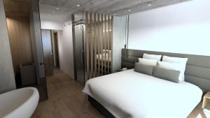 una camera con letto bianco e vasca da bagno di Jaggling Appartements a Sankt Ulrich am Pillersee