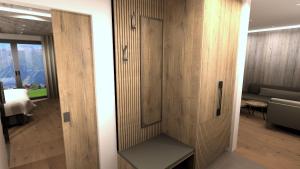 Zimmer mit einer Holztür mit einer Bank in der Unterkunft Jaggling Appartements in Sankt Ulrich am Pillersee