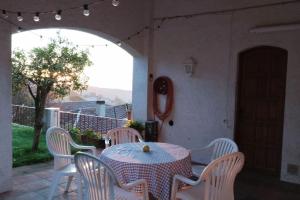 une table et des chaises assises sur une terrasse dans l'établissement Villa Alella, à Alella