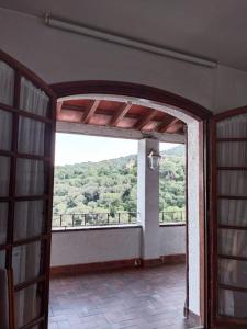 Une porte ouverte s'ouvre sur un balcon avec vue. dans l'établissement Villa Alella, à Alella