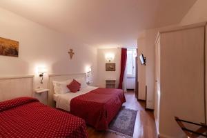 pokój hotelowy z dwoma łóżkami w pokoju w obiekcie Hotel Pax w Asyżu +37 zdjęć
