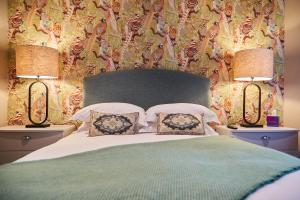 Ainstable的住宿－Cumbria Holiday Apartment Ainstable，一间卧室配有一张大床和两盏灯