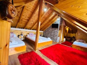 um quarto grande com duas camas e uma televisão em Kore Guest House em Gjirokastër