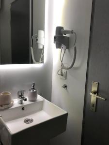 Phòng tắm tại The Grey Apartment - Center of Prishtina