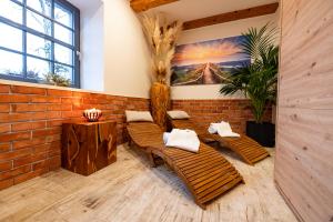 Relax apartmán na Mlejnici في Nové Strašecí: غرفة بها مقاعد وشجرة على الحائط