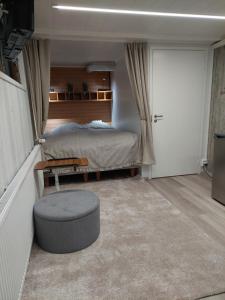 Saunamaailman Kivari 1 ja 2客房内的一张或多张床位