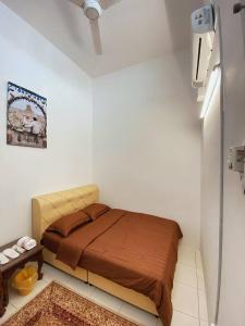 een slaapkamer met een bed in een witte kamer bij WawAmir Homestay @ Seri Iskandar in Seri Iskandar
