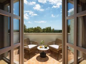 einen Blick vom Balkon eines Hauses mit Stühlen und einem Tisch in der Unterkunft Villa Rorripa by Interhome in Sveti Lovreč Pazenatički