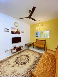 依斯干達的住宿－WawAmir Homestay @ Seri Iskandar，带沙发和平面电视的客厅
