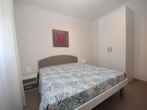 a bedroom with a bed and a painting on the wall at Apartment Veranda-6 by Interhome in Rosapineta