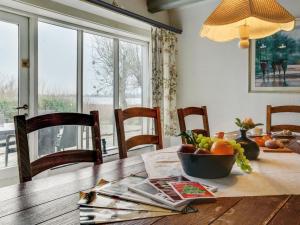 - une table à manger avec un bol de fruits dans l'établissement Holiday Home Gabija - all inclusive - in Western Jutland by Interhome, à Højer