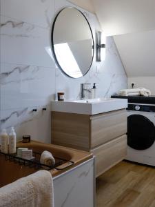 維泰勒的住宿－Calme, Confort et Propreté，一间带水槽和镜子的浴室