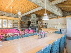 ein großer Konferenzraum mit einem langen Tisch und blauen Stühlen in der Unterkunft Holiday Home Kiilopään maja by Interhome in Saariselkä