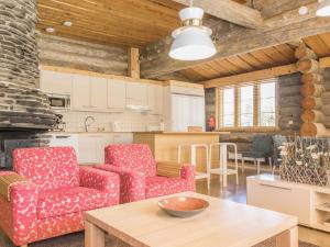 ein Wohnzimmer mit zwei Stühlen und einem Tisch in der Unterkunft Holiday Home Kiilopään maja by Interhome in Saariselkä