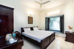 En eller flere senge i et værelse på Sanctum Suites Indiranagar Bangalore