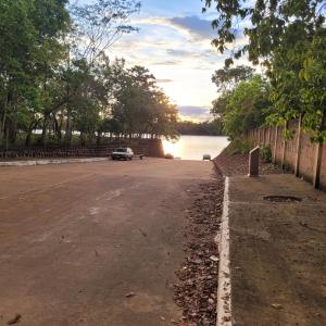 samochód zaparkowany na drodze obok zbiornika wodnego w obiekcie Paraiso de Aruanã - Rio Araguaia - Imóvel recém construído!! NOVÍSSIMO!!!! A PISCINA É AQUECIDA!!! w mieście Aruanã
