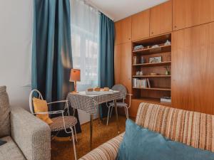 salon ze stołem i kanapą w obiekcie Apartment Alpenpanorama by Interhome w mieście Bad Gastein