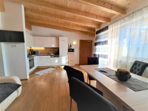 uma cozinha e sala de jantar com mesa e cadeiras em Apartment Margret- Top 12 by Interhome em Gagering