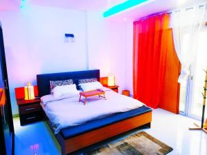 達喀爾的住宿－Chambres meublées Avenue Cheikh Anta Diop，一间卧室配有一张桌子和一张床铺