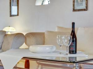 Una botella de vino y dos copas en una mesa. en Apartment Aava - all inclusive - in Western Jutland by Interhome en Højer