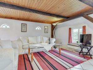 sala de estar con sofá blanco y TV en Apartment Aava - all inclusive - in Western Jutland by Interhome en Højer