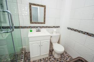 uma casa de banho com um WC, um lavatório e um chuveiro em Ocho Rios Drax Hall 1 Bedroom sleeps 1-3 persons em Saint Annʼs Bay