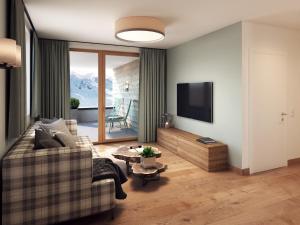 - un salon avec un canapé et une télévision dans l'établissement Apartment Wulfenia Lodge 4 Raum IN2 by Interhome, à Sonnenalpe Nassfeld