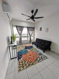 uma sala de estar com um sofá e um tapete em Aspirasi Homestay Cyberjaya em Cyberjaya